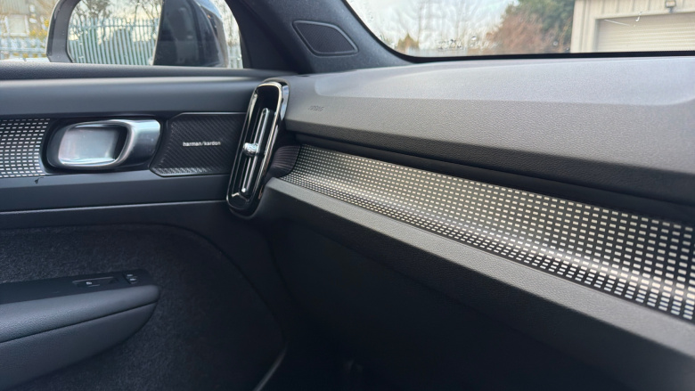 Volvo XC40 2.0 B4P Ultimate Dark 5dr Auto Petrol Estate